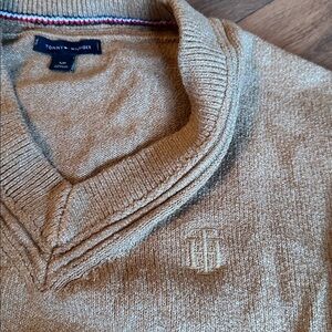 Tommy Hilfiger V Neck Sweater. small. oversized.
